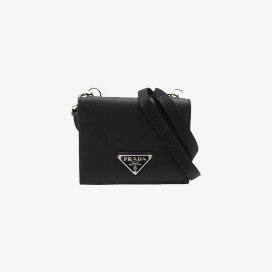 프라다 트라이앵글 로고 사피아노 레더 스트랩 카드 지갑 (블랙) 2MR035QHH F0002